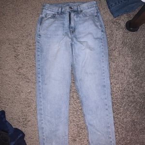 AMERICAN EAGLE MOM JEAN